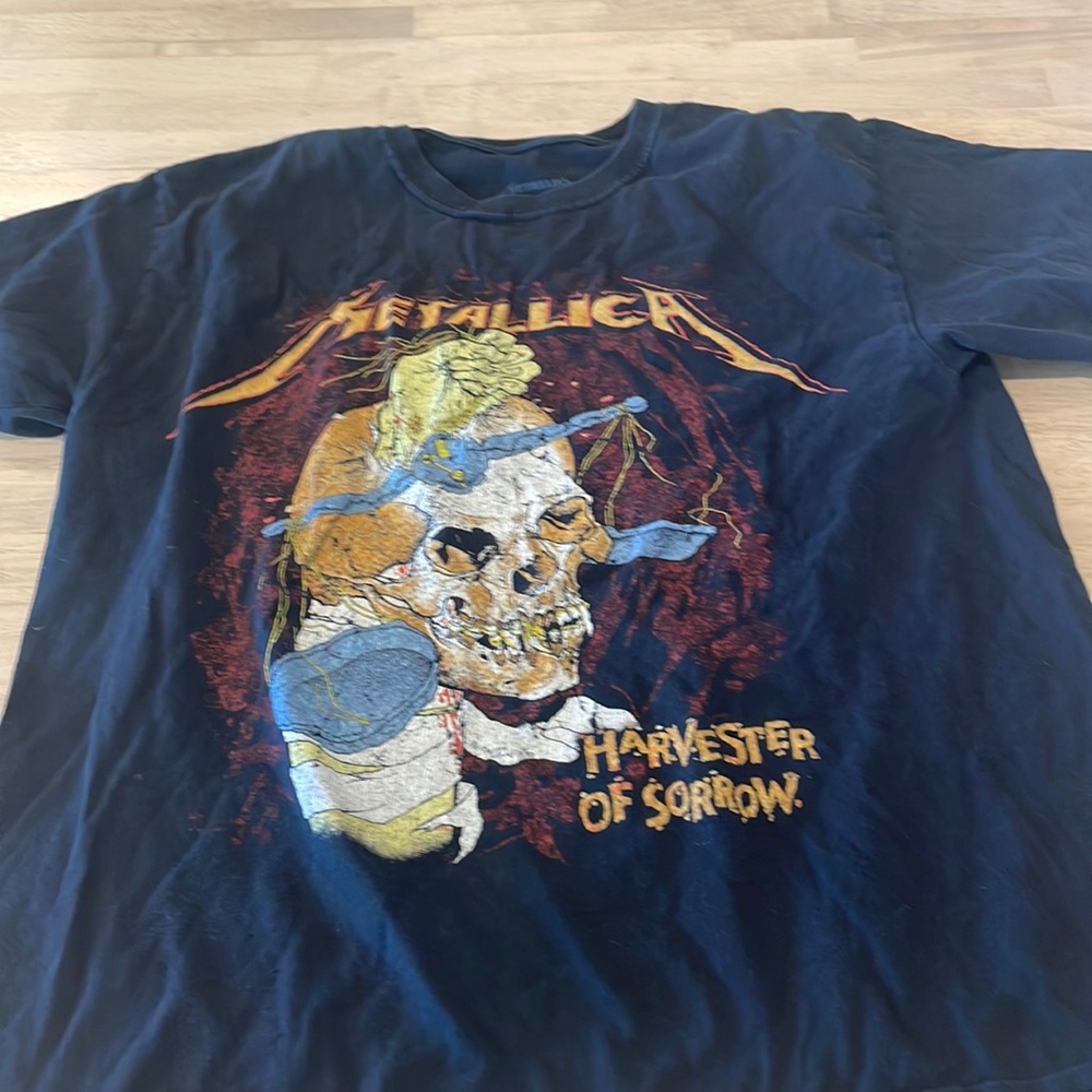 Black graphic Metallica shirt